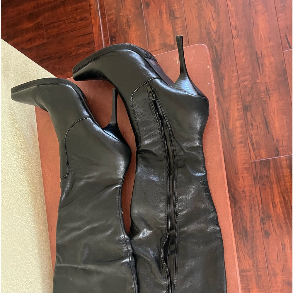 Riding boots black 8.5 M pad insole wears once beautiful sexy